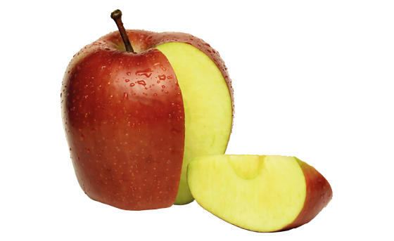 Ein roter Apfel mit einem herausgeschnittenen Stück, das daneben liegt, mit sichtbaren Wassertropfen.